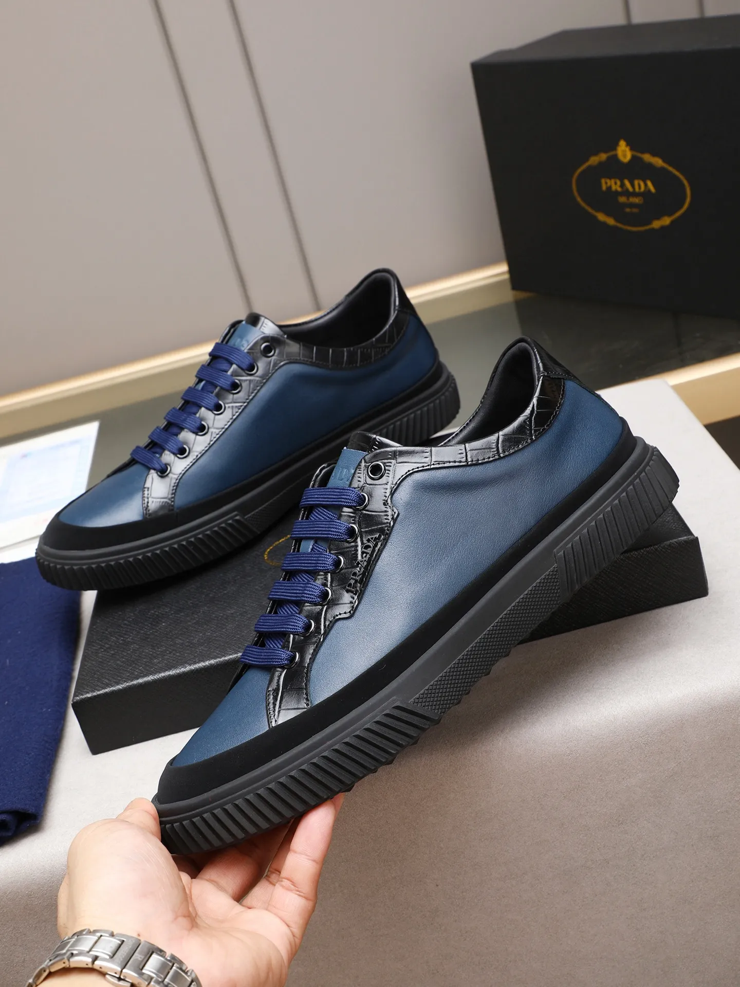 Men's shoes💰420💰 Brand: PRADA (Prada) Standard code: Men's code 38–44 (45 can be customized) Material: Original cowhide, breathable sheep lining Special outsole Style category: Men's fashionable casual sneakers Low-key luxury! Color: actual picture color